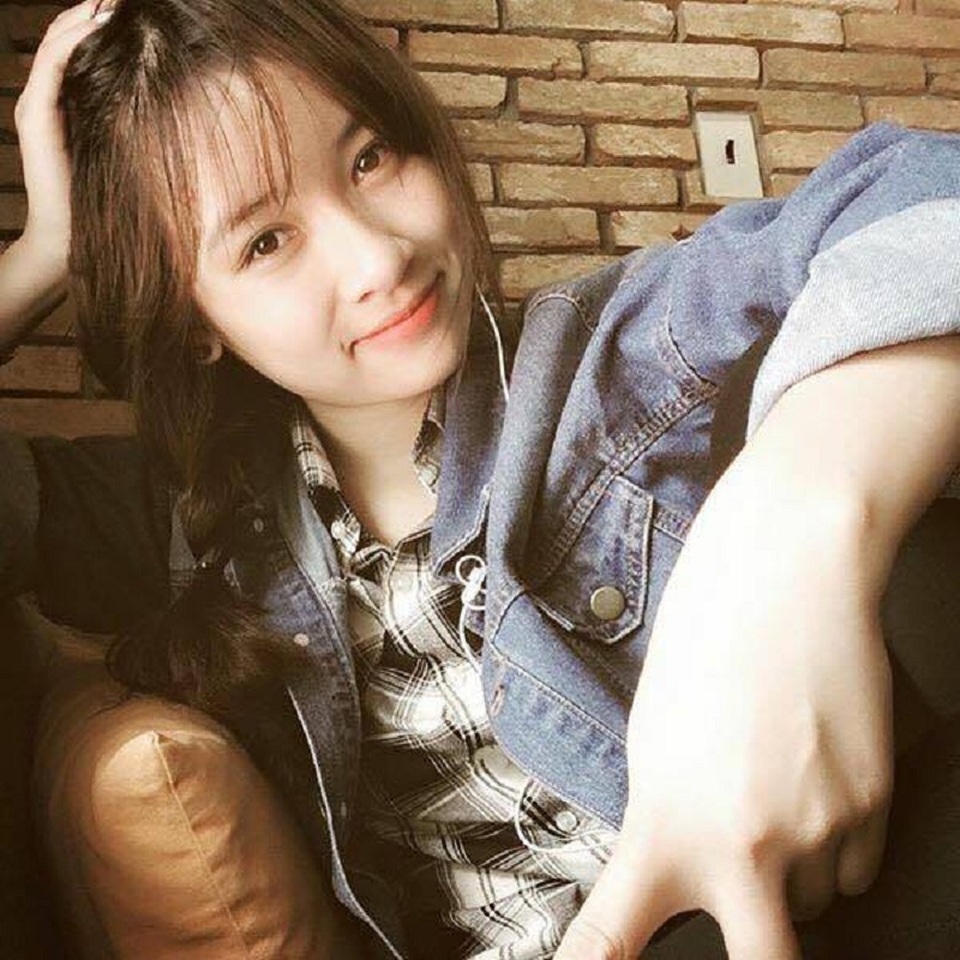 9x Nghệ An bất ngờ nổi tiếng sau loạt ảnh... “hot girl chăn gà” - 5 “Bạn mình bảo sắp nổi tiếng làm mình hoang mang lắm. Cứ sợ bị bàn tán, sợ bị ném đá vì cứ thấy ai bị đưa lên là kiểu gì cũng ý này ý nọ. Nhưng may khi vào đọc thì ý kiến trái chiều chỉ xoay quanh việc mình ăn mặc không phù hợp, nói mình làm màu. Nhưng mình nghĩ vì mọi người không viết hết sự việc mình về thăm bố mẹ nên kệ, đành mỉm cười cho qua”, Huệ nói.
