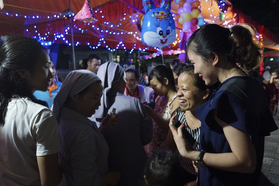 Đêm Trung thu rộng ràng bên nhà thờ trăm tuổi ngoại thành Hà Nội - 7
Ngoài bốn nhà trại Trung thu của các xóm còn có nhiều nhà trại thuộc các hội đoàn cùng các hoạt động vui nhộn.