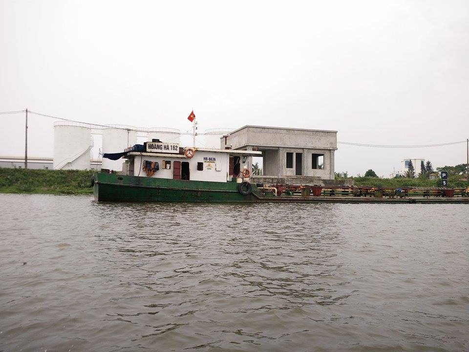 Nhà bao che thiết bị cầu cảng (ảnh) Tập đoàn Phúc Lộc xây dựng không đúng với quyết định được cấp phép. Những vi phạm của tập đoàn này cũng bị kiểm tra lập biên bản nhiều lần. Cụ thể vào các ngày 19/12/2013, 24/1/2014, 9/3/2017… gần đây nhất là ngày 3/7/2017. Đến nay nhiều vi phạm của đơn vị này vẫn chưa bị chính quyền địa phương cũng như cơ quan chức năng yêu cầu tháo dỡ, trả lại mặt bằng đúng theo pháp luật đê điều quy định.