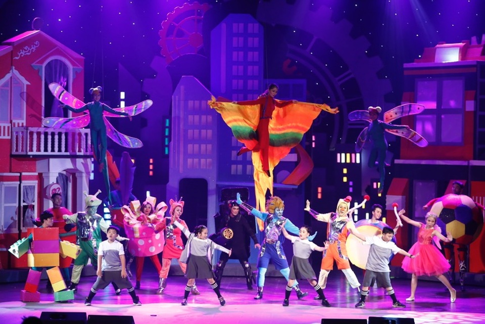 Bé chịu chơi - Show "chịu chơi" nhất năm sẽ thổi tung phòng vé tháng 10? - 7
Những cánh diều, những chú chuồn chuồn, bươm bướm bay lượn rập rờn trên sân khấu khiến các khán giả nhí mồm chữ O, mắt chữ A.
