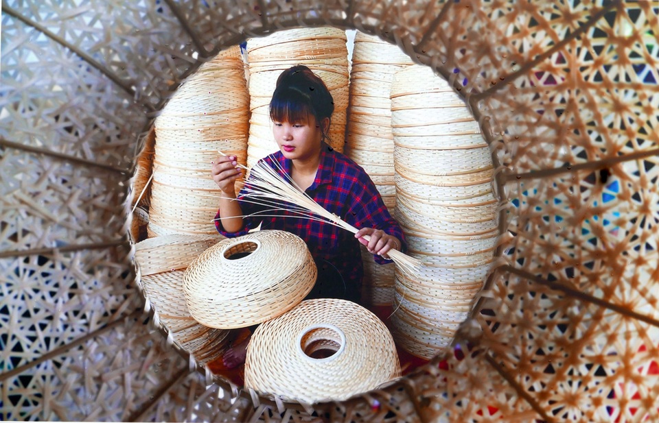 
Thợ trẻ tại một làng nghề mây tre đan ở Hà Nội qua góc máy độc đáo của tác giả Trần Quang Hưng.
