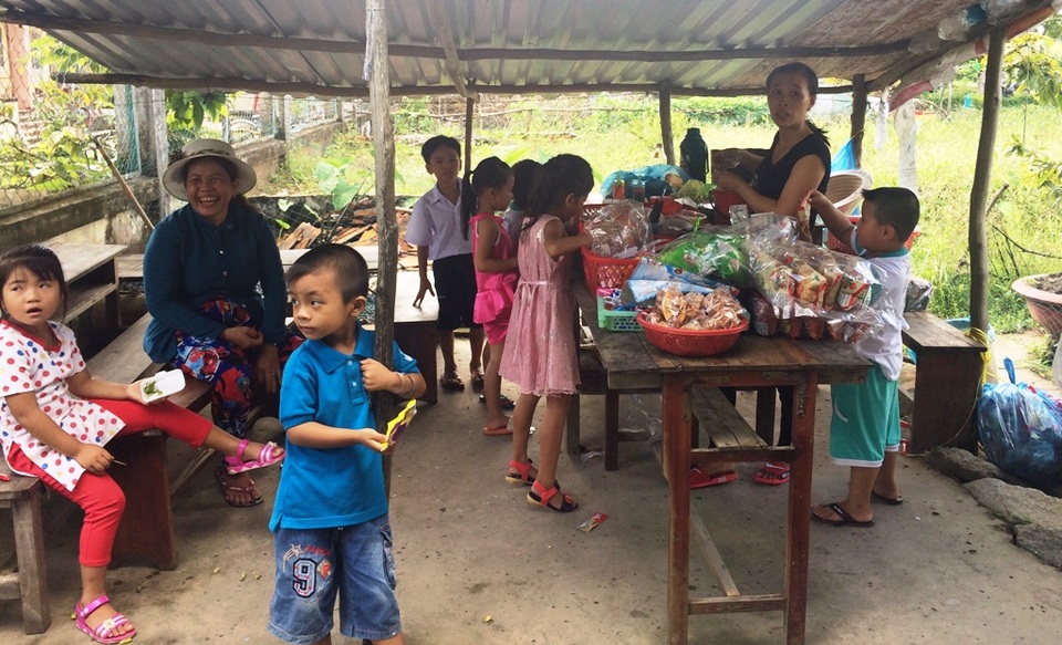 Sau khi gia đình bà Nguyễn Thị Măng hiến hết đất xây trường học, cuộc sống gia đình bà Măng phụ thuộc vào quán cóc này buôn bán bánh kẹo sinh sống. Do vậy, khi học sinh học lèo tèo, cuộc sống gia đình bà Măng khó khăn