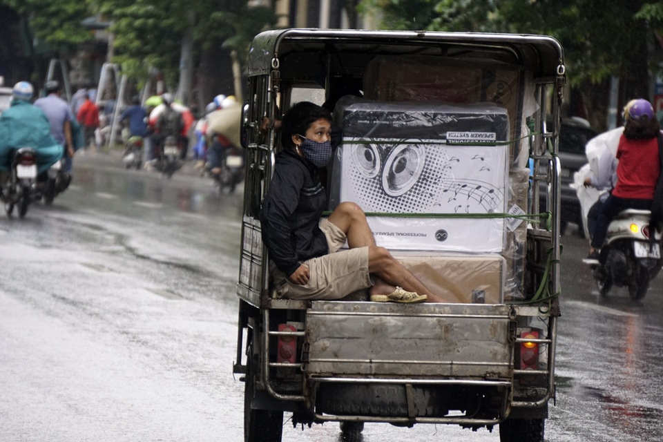 Hà Nội trong gió lạnh đầu mùa - 7
Một người lao động co người khi không chuẩn bị quần áo ấm.