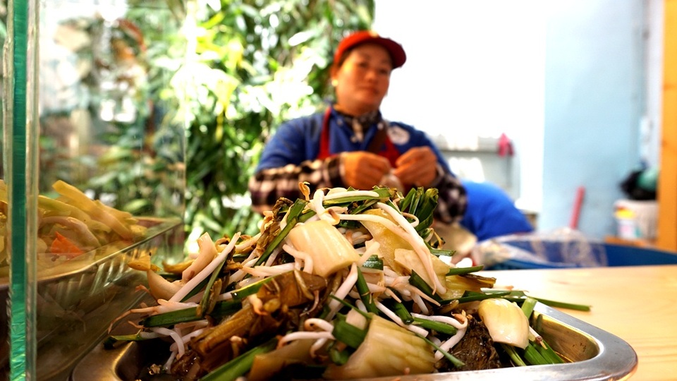 Sài Gòn: Buổi trưa, ăn gì ở phố ẩm thực Bách Tùng Diệp? - 7 Món dưa giá ăn kèm cơm trưa nhìn khá bắt mắt