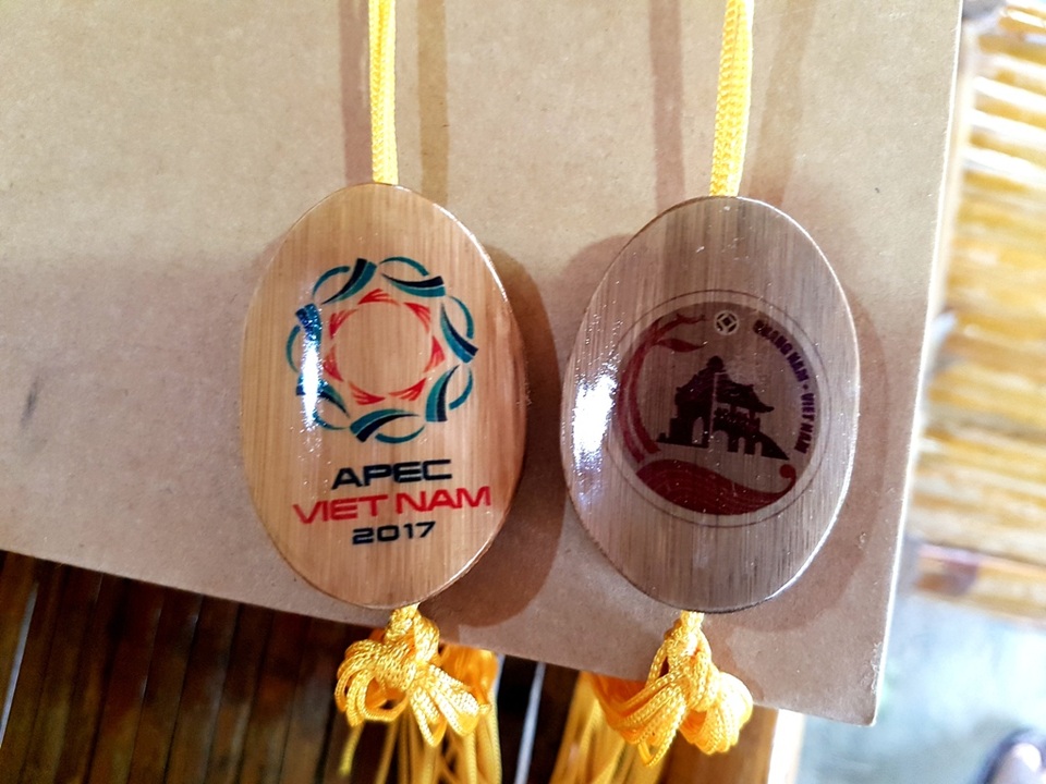Quà tặng đặc biệt dành cho Bộ trưởng Tài chính APEC 2017 ở Hội An - 7 Logo APEC Việt Nam 2017 và logo tỉnh Quảng Nam