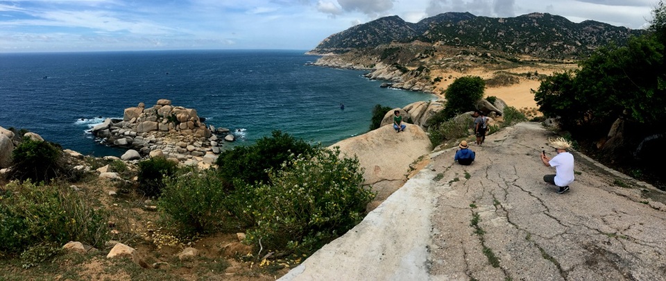 Ninh Thuận: Huyền bí Mũi Dinh - 7 Ngoái đầu nhìn lại, du khách không khỏi bất ngờ bởi khung cảnh phía sau lưng. Càng lên cao càng đẹp, có lẽ cũng vì thế mà mọi người cũng nhanh quên đi mệt nhọc