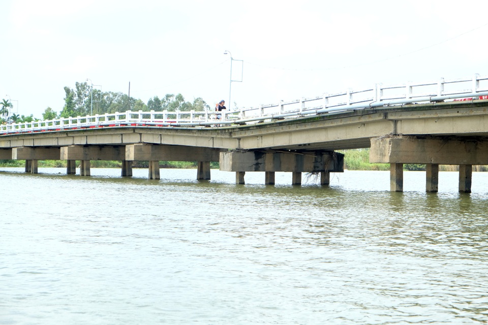 Người dân “run rẩy” đi trên cây cầu lún nửa mét - 6 Nhịp số 7 bị lún gần 0,5m