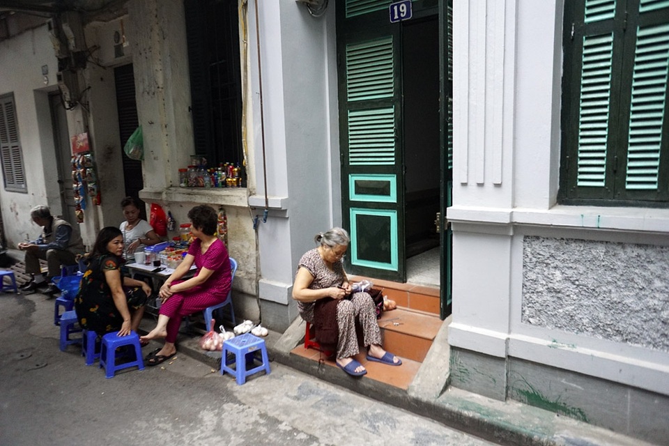 Hà Nội bình yên trong tiết trời thu - 7
Nhịp sống trên phố cổ Hà Nội dường như chậm lại.