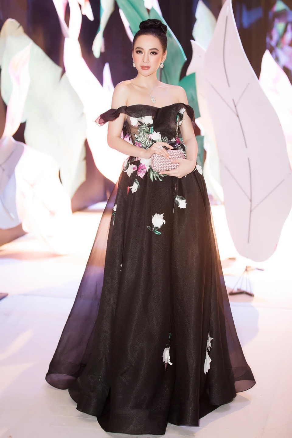Những dấu ấn đậm nét của IVY moda fashion show 2017 - 2 Trong bộ đầm cúp ngực, đính hoa tinh xảo của IVY moda, Angela Phương Trinh khoe trọn vẻ đẹp sexy với làn da trắng sứ