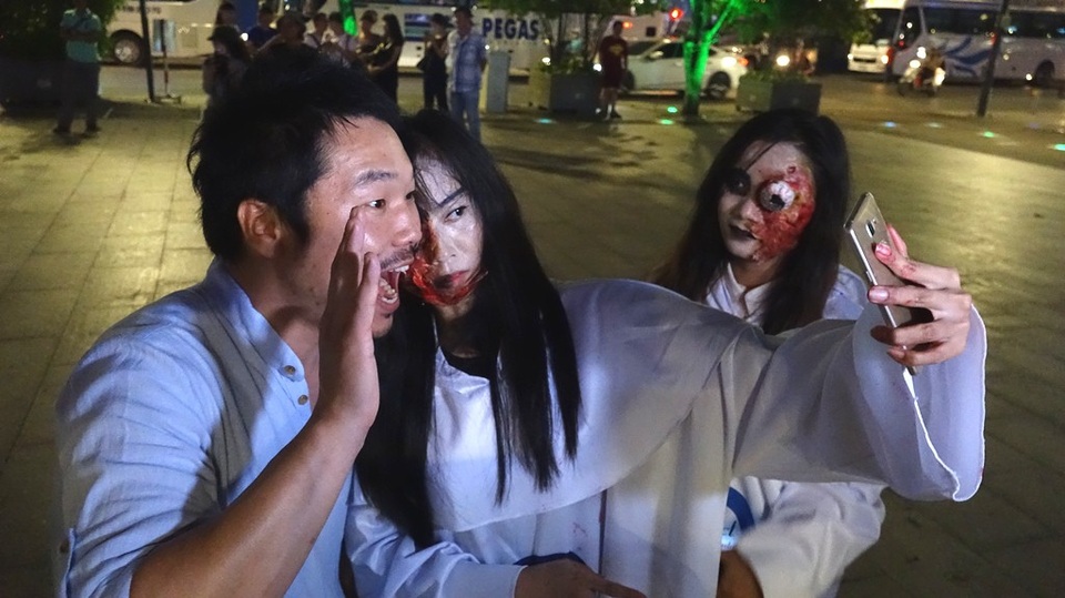 Xuống phố trò chuyện cùng… “xác sống” - 7 Cách tham gia Halloween của các bạn trẻ này trên đường phố trung tâm Sài Gòn làm cho du khách thích thú