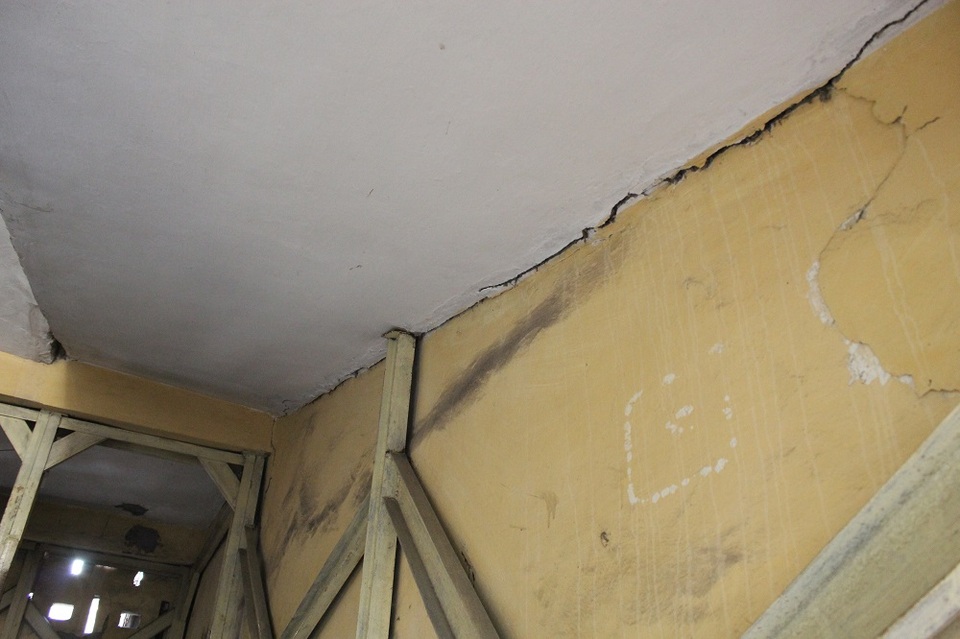 Khu nhà ở Thủ đô nứt toác, nghiêng ngả, chống đỡ bằng khung sắt - 9 Những vết nứt rộng đến gần 5cm xuất hiện khắp nơi, từ trần nhà, khe cầu thang, hành lang đi bộ, trên các dầm cột... đang đe doạ đến an nguy người dân sống ở đây.