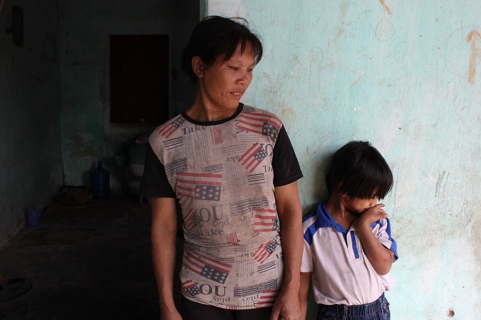 
Chị Phượng và đứa con bệnh tật.
