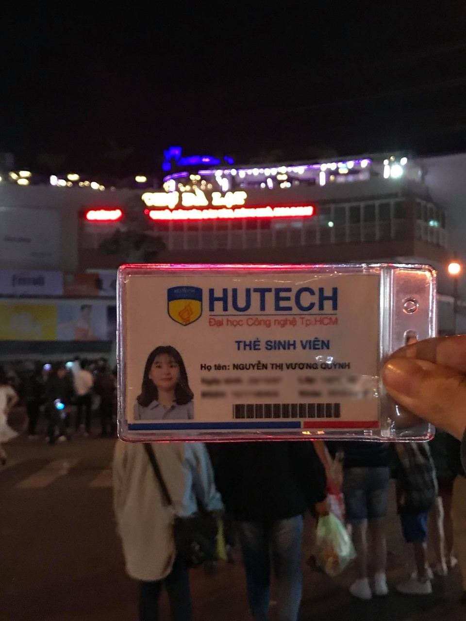 9x khoe loạt ảnh check-in "Cùng thẻ sinh viên đi khắp thế gian" - 2 Loạt ảnh check-in du lịch độc đáo của Vương Quỳnh