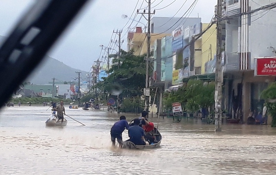 Bão vừa qua, người dân lại gồng mình chống chọi với lũ - 3 Đường Hùng Vương đoạn ngã 3 Long Vân ngập nặng người dân chỉ duy chuyển qua bằng sõng (ghe)