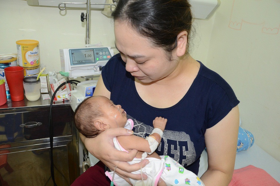 Mong manh sự sống của bé 4 tháng tuổi cùng lúc mắc tim bẩm sinh và nấm máu - 7 Người mẹ tội nghiệp này đã trải qua 5 lần sinh nở, nhưng chỉ có lần này chị được ôm con vào lòng