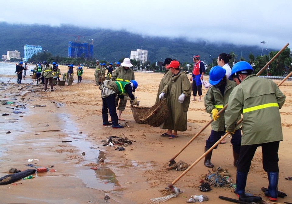 Công nhân nỗ lực sớm dọn sạch rác trên biển Quy Nhơn