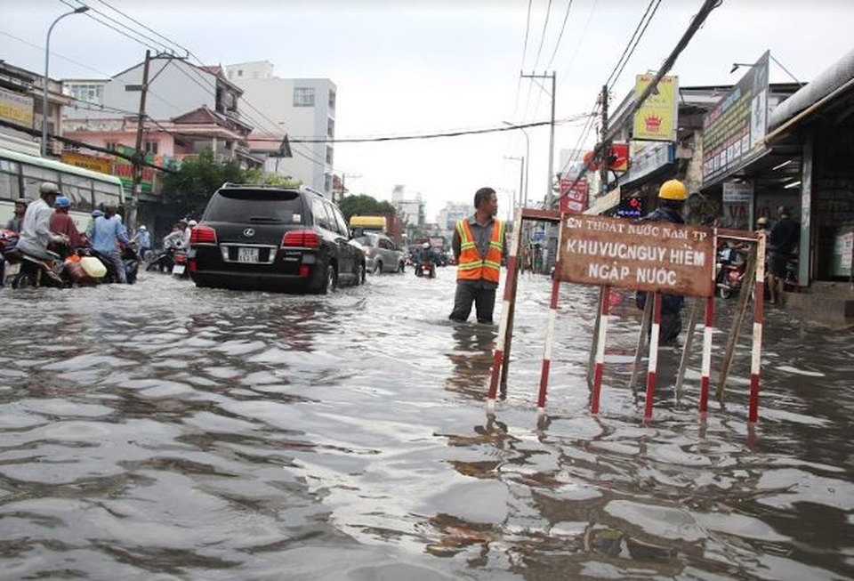 Nhiều hố sâu nguy hiểm