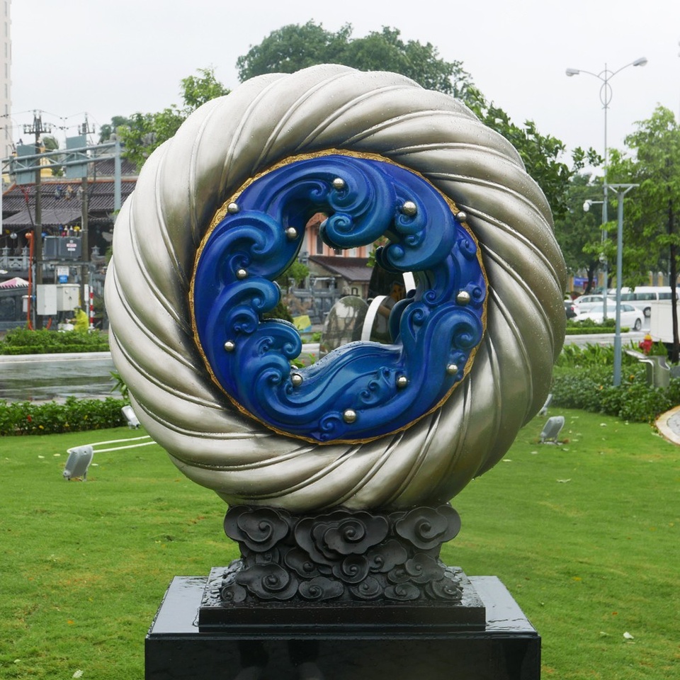 Công viên tượng 21 nền kinh tế thành viên APEC ở Đà Nẵng - 8
Tác phẩm “Tầm nhìn chung, tương tai chung” của Trung Quốc. Sau APEC 2017, công viên sẽ được giữ lại làm nơi dạo chơi cho du khách và người dân Đà Nẵng.