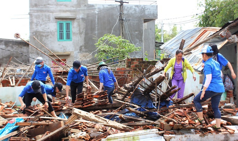 Hàng nghìn bạn trẻ xung kích về vùng lũ giúp dân khắc phục bão lũ - 1
Lực lượng đoàn viên thanh niên tỉnh Bình Định về các điểm nóng vùng lũ giúp dân khắc phục sự cố sau bão, lũ.