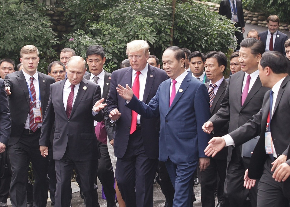Những ngày bận rộn của Tổng thống Mỹ Donald Trump tại Việt Nam - 6
Lãnh đạo các nền kinh tế APEC trên đường ra địa điểm chụp ảnh tập thể trưa ngày 11/11 . (Ảnh: Ủy ban Quốc gia APEC 2017)