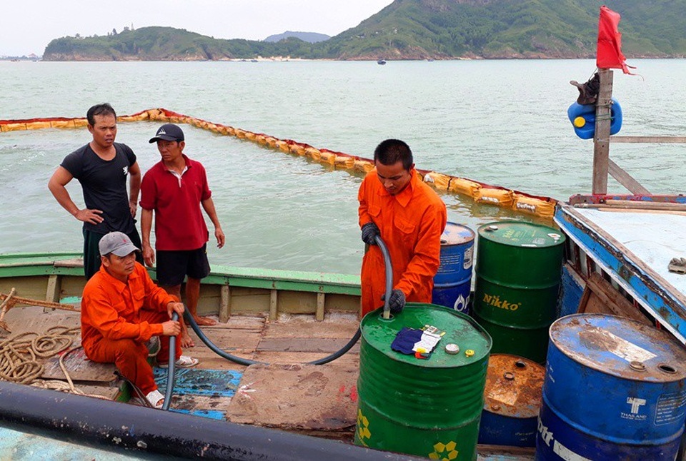 Thả phao vây, hút dầu trên các tàu chìm ở vịnh Quy Nhơn - 6 Dầu được bơm lên các thùng phuy để đưa vào đất liền