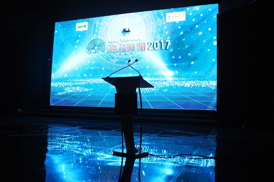 Đã sẵn sàng cho đêm trao giải Nhân tài Đất Việt 2017 - 8
Sân khấu đã sẵn sàng cho giờ phút công bố các nhóm tác giả đoạt giải năm nay.
Nhân tài Đất Việt 2017 tiếp tục đồng hành cùng Startup Việt Nam, góp phần giúp các startup phát triển sản phẩm và chiếm lĩnh thị trường, khẳng định vị thế cho startup công nghệ Việt Nam.