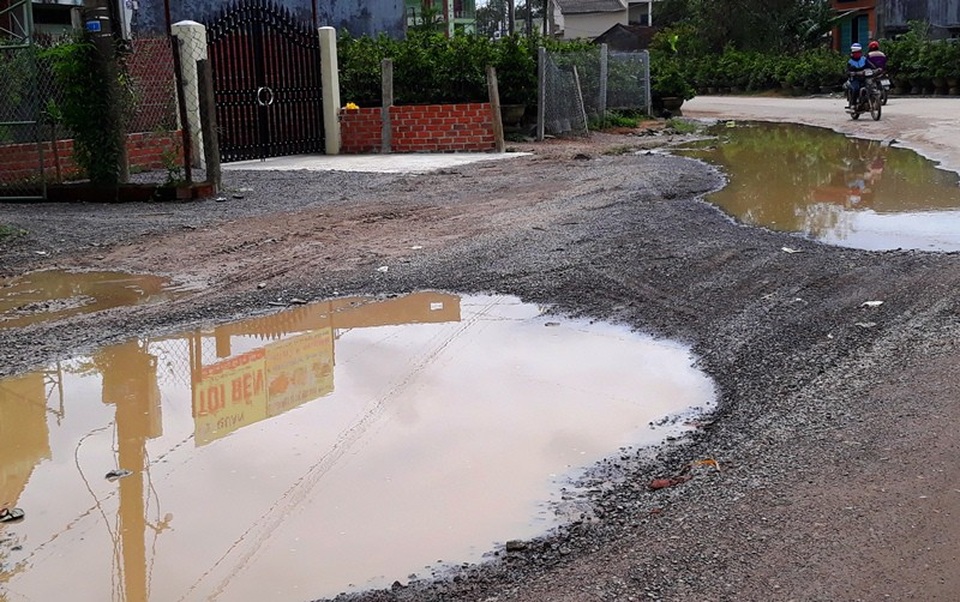 Trong khi đó, tại đường tỉnh lộ ĐT 636 đoạn qua thôn Thanh Liêm, xã Nhơn An (Thị xã An Nhơn, Bình Định) cũng xuất huyện “ao” giữa đường, gây khó khăn cho người tham gia giao thông.