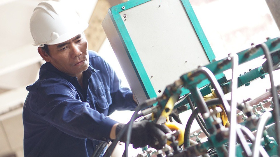 Đây là một trong hai bàn điều khiển phụ nối với 30 kích thủy lực còn lại, mỗi kích công suất nâng khoảng 80 tấn