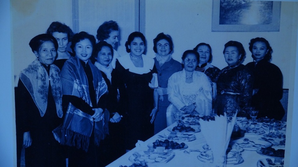 Lời hẹn hai năm của… áo dài - 6 Bà Vi Kim Ngọc trong trang phục áo dài cùng các vị phu nhân của nước Nga