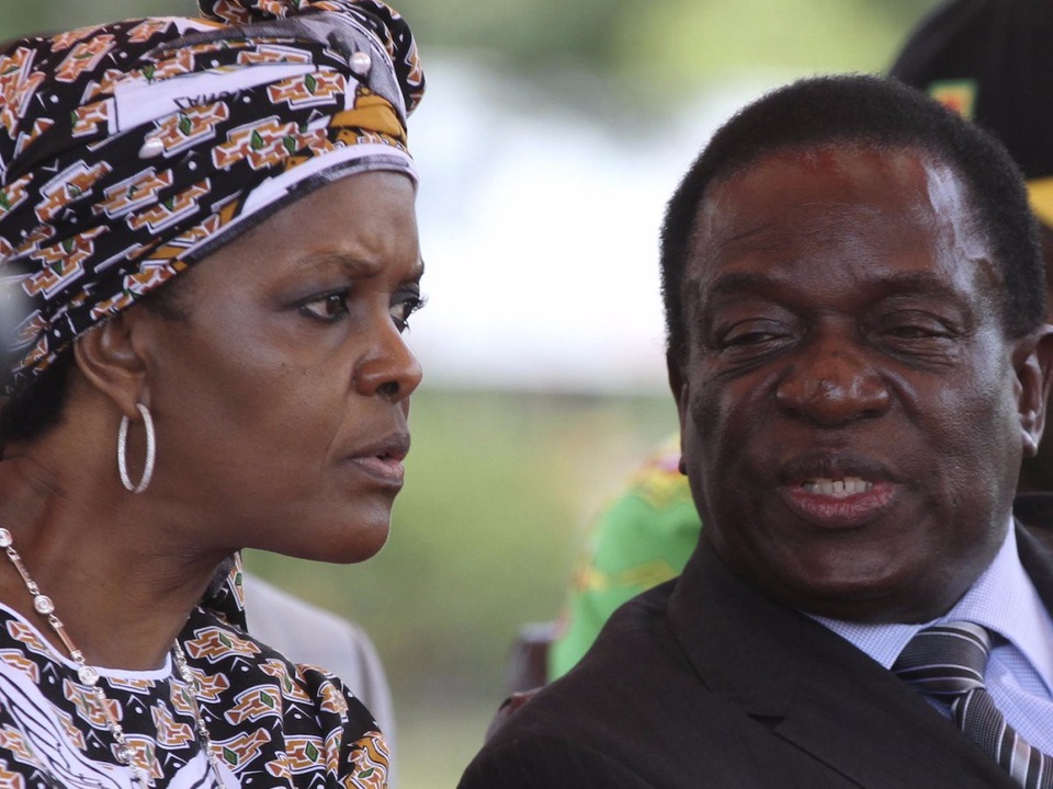 Ông Emmerson Mnangagwa và hành trình từ vệ sĩ thành Tổng thống Zimbabwe - 7
Quan hệ giữa ông Mugabe và ông Mnangagwa đã xấu đi sau sự kiện ông Mnanagagwa bị sa thải hồi đầu tháng khỏi vị trí Phó Tổng thống dưới chính quyền ông Mugabe, động thái được cho là “dọn đường” cho vợ ông Mugabe có thể danh chính ngôn thuận thay thế chồng lãnh đạo đất nước. Ông Mugabe cáo buộc ông Mnangagwa ám hại ông bằng tà thuật. Tuy nhiên, hành động này dường như đã khiến ông Mugabe phải trả giá khi quân đội đã vùng lên giành quyền kiểm soát đất nước và khiến ông Mugabe mất hết quyền lực sau 1 đêm. (Ảnh: Reuters)