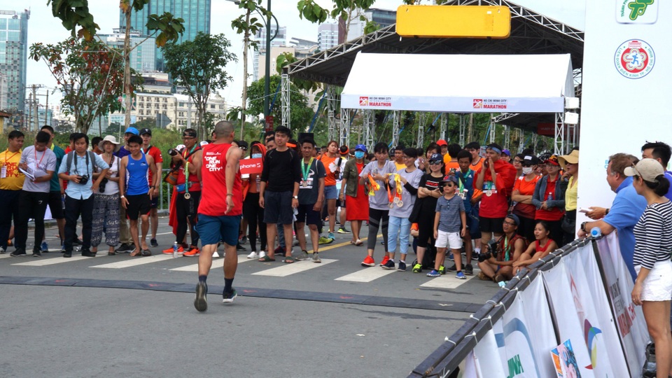 Ô tô lao về vạch đích đường chạy marathon khi vận động viên đang "nước rút" - 6 Khu vực đích đến tập trung khá đông VĐV, tình nguyện viên…