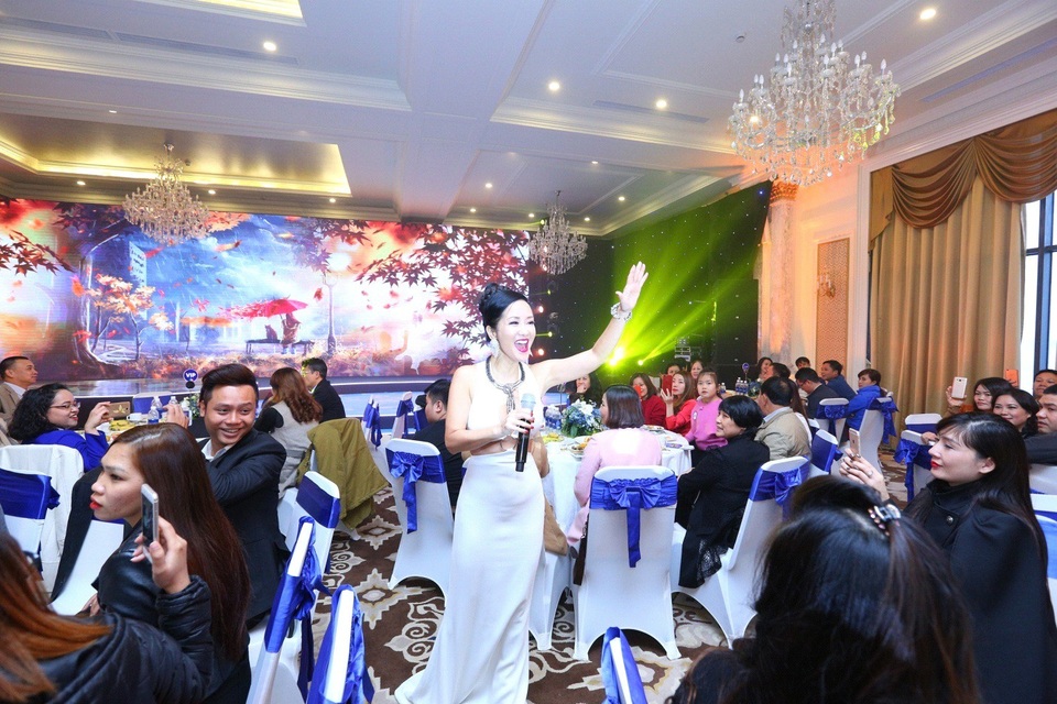 Sự xuất hiện của Diva Hồng Nhung làm không khí trong khán phòng thêm náo nhiệt