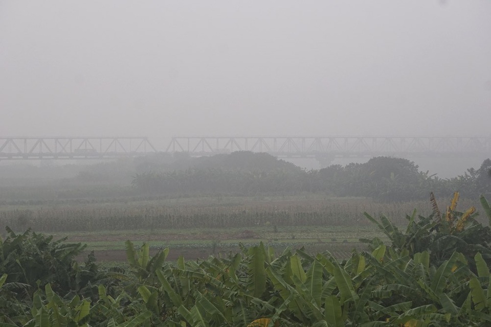 
Nhìn từ Long Biên, cầu Chương Dương mờ ảo.
