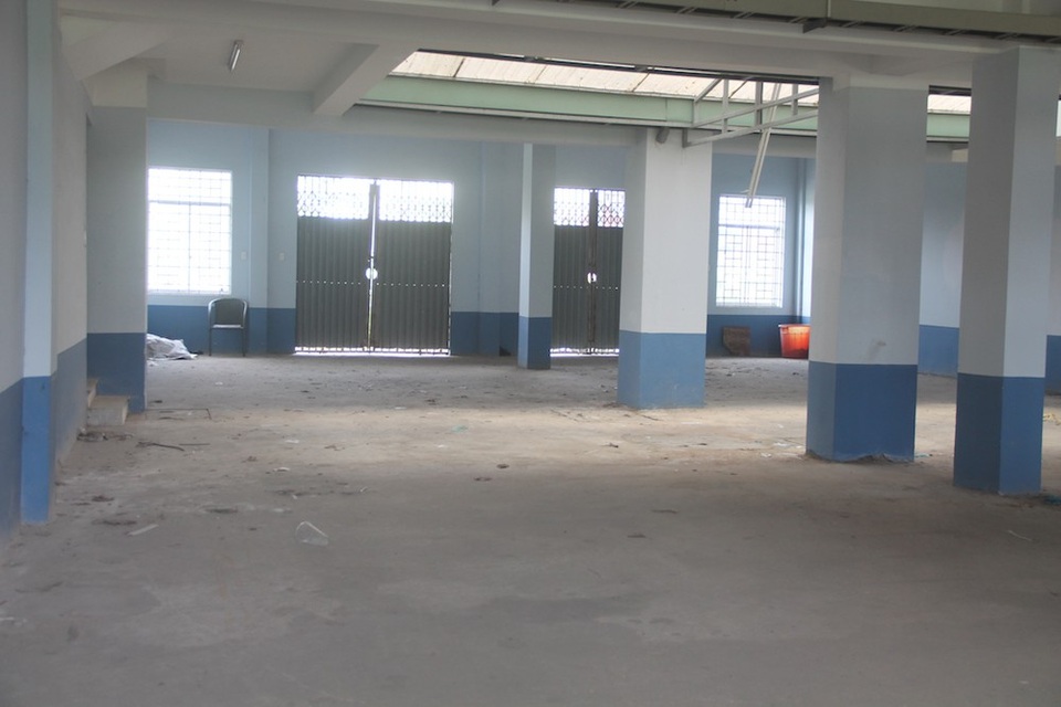 TPHCM: Dân tháo chạy khỏi... khu nhà ở tái định cư - 7 Bên trong khu dân cư bị bỏ trống, đầy bụi bặm