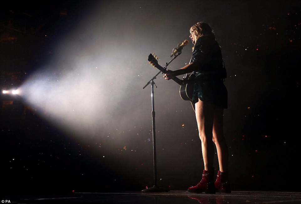 Taylor Swift khoe chân nuột nà - 7
Thời điểm cuối năm, công chúa nhạc đồng quê tái xuất với nhiều dự án âm nhạc lớn.