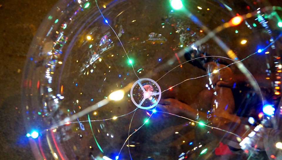 Bong bóng đèn đã có nhiều trường hợp gây thương tích nặng do phát nổ. Nguyên nhân là một số khí bơm vào bóng gặp nhiệt độ cao như tàn thuốc lá, nhiệt của bóng đèn led… gây nổ