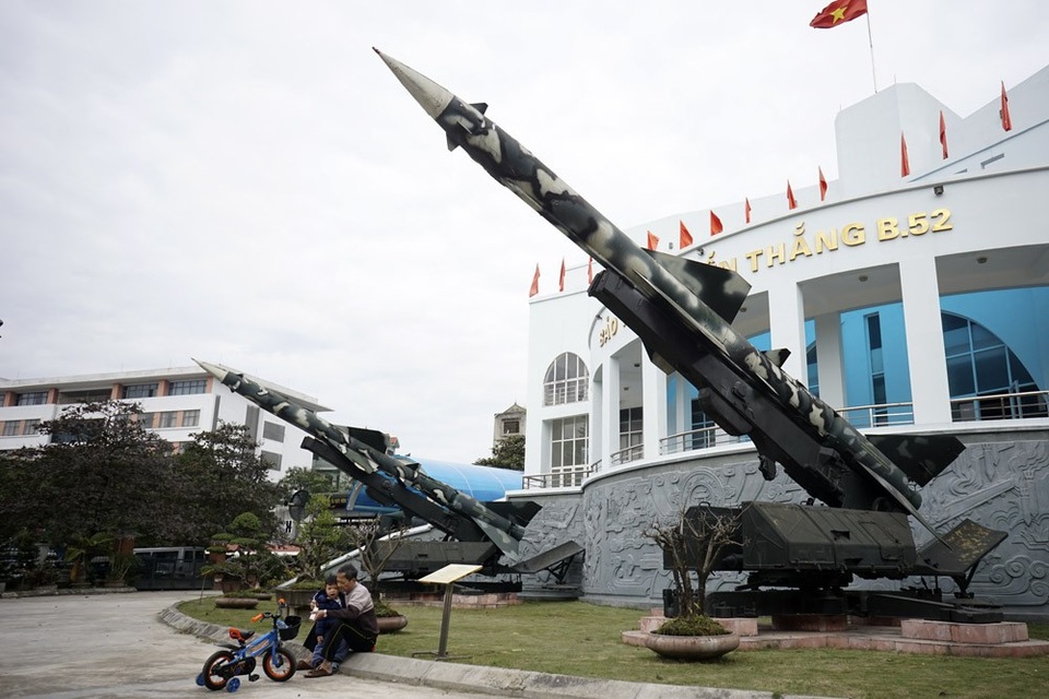 Những vũ khí đã bắn hạ B52 trong trận "Điện Biên Phủ trên không" - 9
Bệ phóng tên lửa SAM 2 của Tiểu đoàn 59 - Trung đoàn 261 Tên lửa phòng không (đơn vị anh hùng) đã bắn rơi tại chỗ chiếc máy bay B52 đầu tiên trong cuộc tập kích chiến lược của Mỹ vào Hà Nội lúc 20h13 ngày 18/12/1972. Xác chiếc B52 này rơi xuống cánh đồng Chuôm ở xã Phủ Lỗ, huyện Sóc Sơn, Hà Nội.