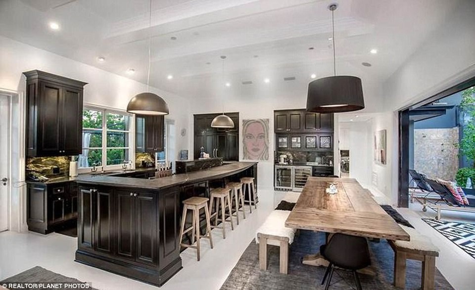 
Năm ngoái Calvin từng chi ra 4 triệu USD mua nhà sang trọng cho bố mẹ ở khu Somerset
