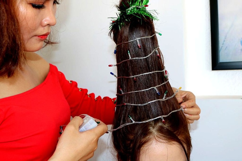 Bất ngờ với bộ tóc “nhấp nháy” đón Giáng sinh - 7 Cẩn thận trang trí lên trụ tóc