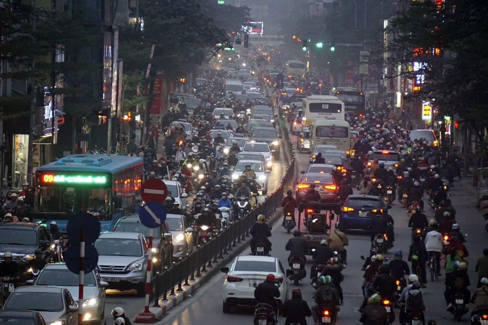 Hình ảnh đường phố Hà Nội kín đặc phương tiện ngày cuối năm - 9 Phố Tây Sơn.