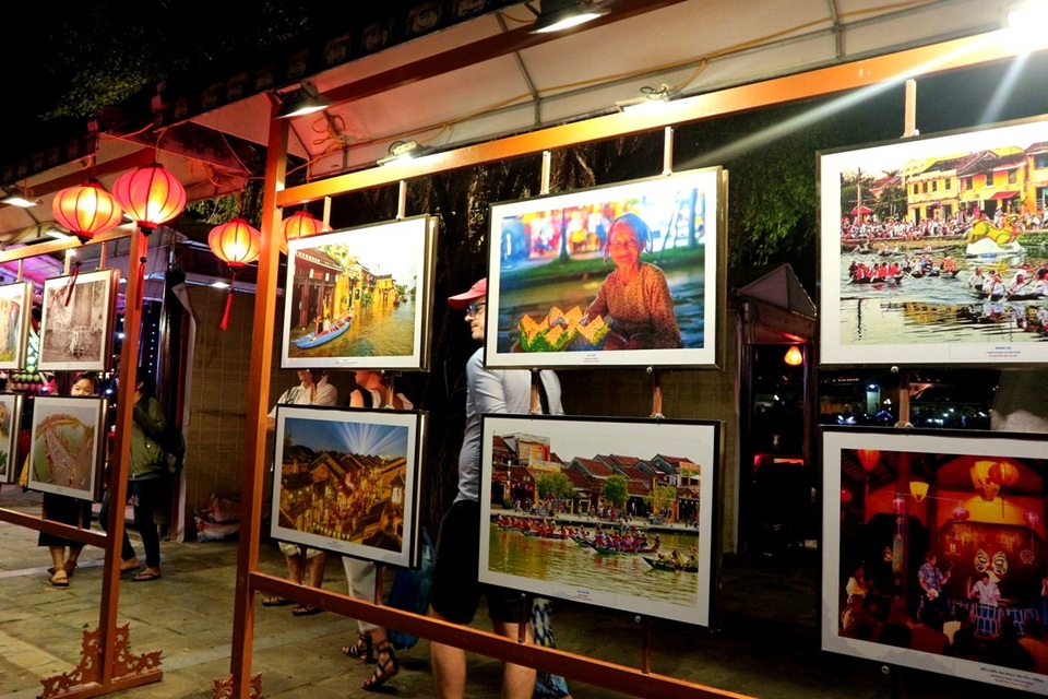 Những bức ảnh về du lịch Quảng Nam được trưng bày tại Vườn tượng An Hội đêm được đông đảo du khách quan tâm, chụp ảnh lưu niệm