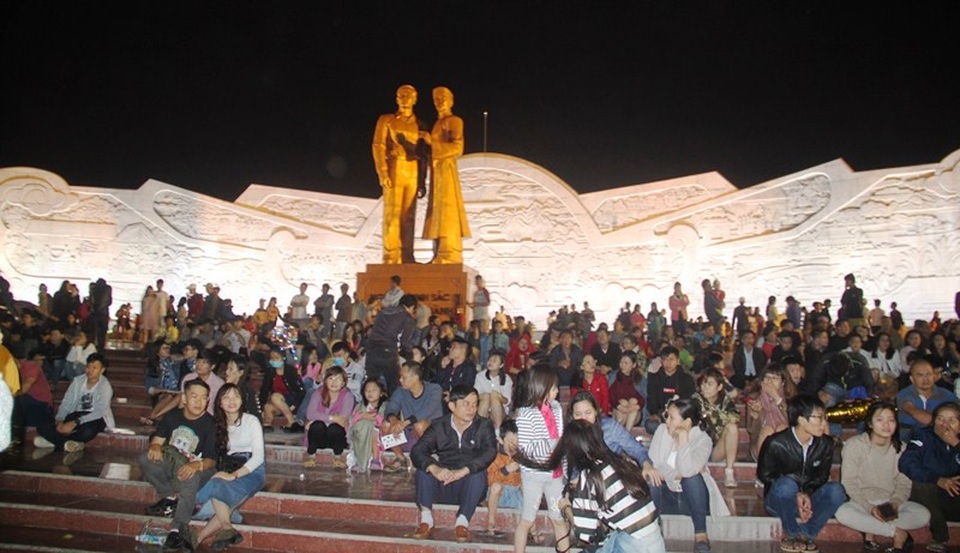 Rất đông người dân ngồi bên dưới tượng đài Cha con Bác Hồ để xem đêm nhạc hội lớn nhất miền Trung chào đón năm mới.