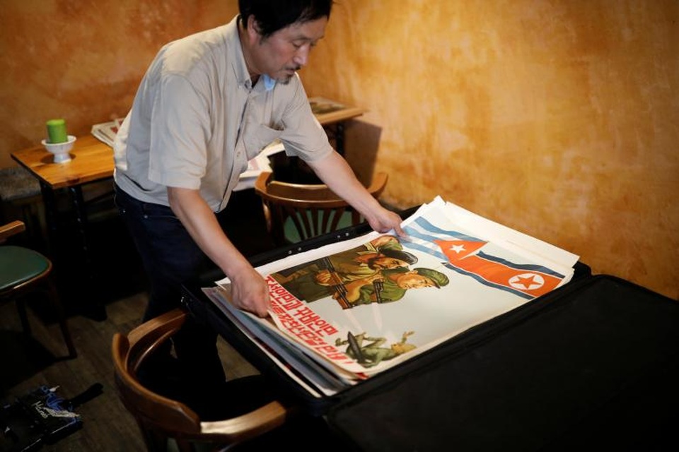 Ông Choi Sang Kyun, chủ phòng trưng bày mang tên Bình Nhưỡng đang sắp xếp những biểu ngữ, tranh tuyên truyền mà ông thu thập được ở Seoul, Hàn Quốc.