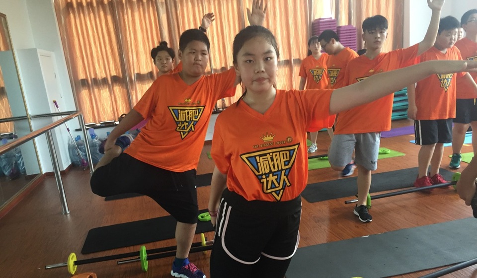 Lò luyện khắc nghiệt cho trẻ em béo phì Trung Quốc - 6
Chế độ ăn uống không khoa học cùng việc lười vận động là nguyên nhân gây nên hội chứng béo phì. Ông Ma Jun, Giám đốc của Viện Sức khoẻ Trẻ em và vị thành niên tại Đại học Bắc Kinh, cho biết lượng calo mà trẻ em nạp qua việc ăn nhiều đường và chất béo cần vận động để tiêu hao. Tuy nhiên, lối sống hiện tại của trẻ em chủ yếu là các hoạt động mang tính chất tĩnh, không di chuyển nhiều, từ đó dẫn tới vấn nạn béo phì ngày càng gia tăng. (Ảnh: SCMP)