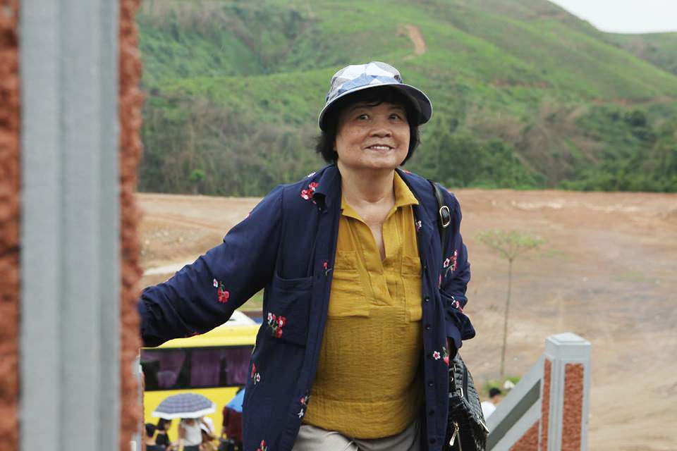 Ông Dương Trung Quốc: “Mua mộ trước cho người thân là tín hiệu tốt” - 4 Bà Ngọc cảm thấy rất vui khi mua được phần mộ trước cho hai vợ chồng.