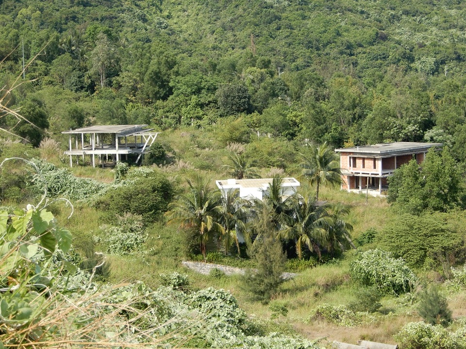 Những biệt thự bỏ hoang trên bán đảo Sơn Trà - 7 Ở phía dưới, chỉ có vài ba khung nhà biệt thự được dựng lên, chơ vơ giữa rừng.