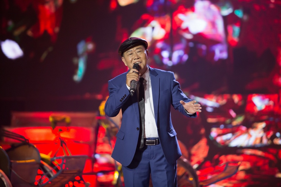 Nghệ sĩ Vũ Thanh thể hiện ca khúc Sao chưa thấy hồi âm, được biết, để có thể đứng trên sân khấu hoàn thành tiết mục, Vũ Thanh đã phải chích 5 mũi thuốc giữ giọng hát của mình ổn định nhất do cổ họng bị đau và cường độ tập luyện liên tục.