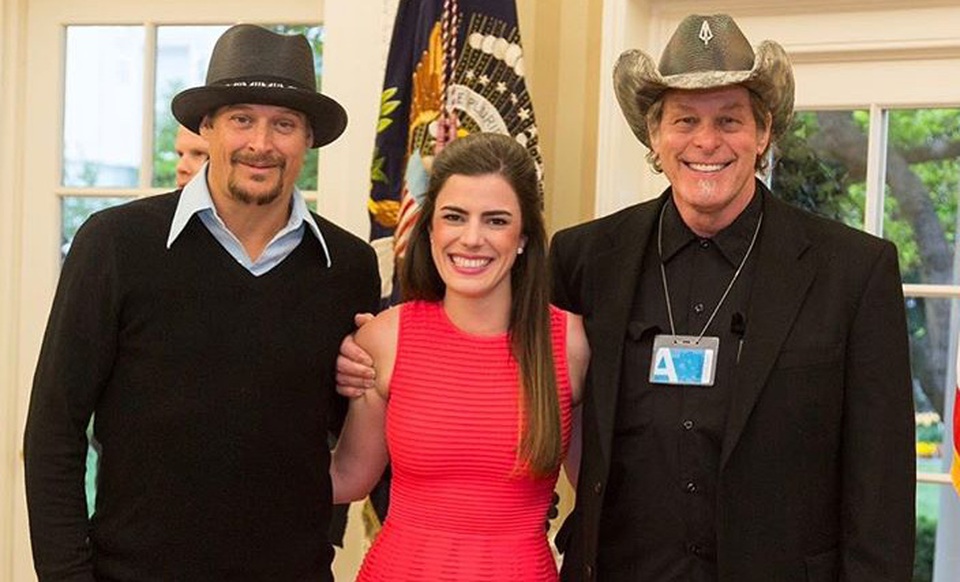 
Westerhout chụp ảnh cùng các vị khách trong Phòng Bầu Dục. (Ảnh: Instagram)
