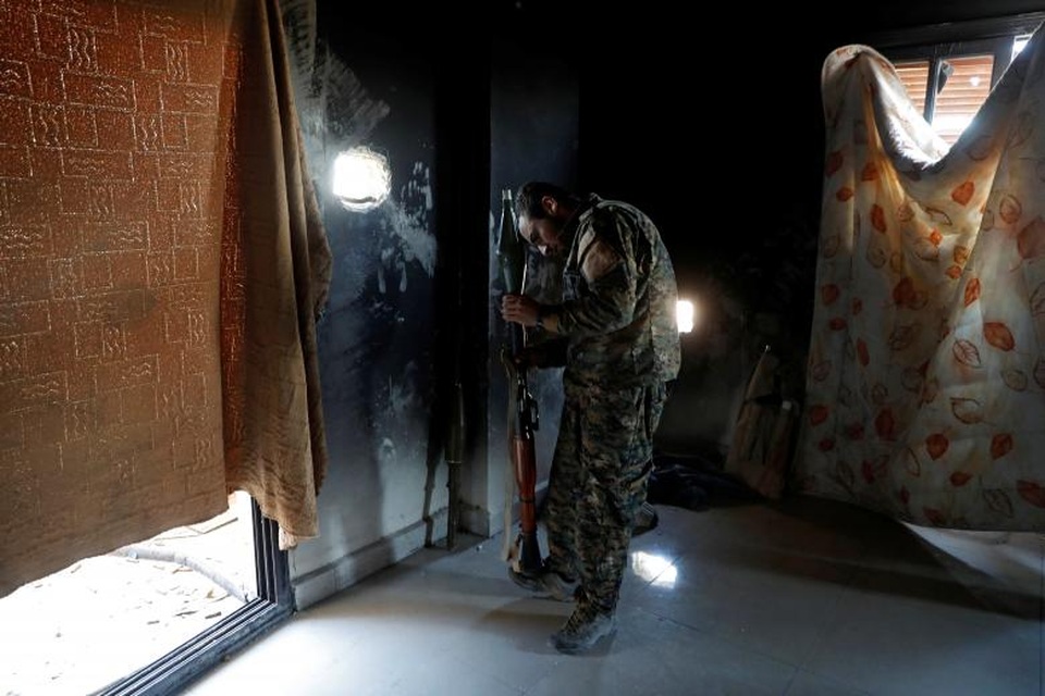 Ngày tàn của phiến quân IS tại thủ phủ Raqqa - 6
Một thành viên của SDF đứng gác trong tòa nhà tại khu vực tiền tuyến.