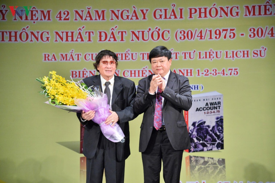 Chùm ảnh: Ra mắt tiểu thuyết “Biên bản chiến tranh 1-2-3-4.75“ tại VOV - 7 Nói về “Biên bản chiến tranh 1-2-3-4.75”, ông Nguyễn Thế Kỷ coi đây là một biên niên sử chân thực và sống động về những ngày cuối cùng của chính quyền Sài Gòn, được xây dựng công phu, nghiêm túc trên cơ sở chắt lọc một khối lượng tài liệu đồ sộ, quý hiếm; gặp gỡ nhiều nhân chứng cần thiết. (Trong ảnh: Ông Nguyễn Thế Kỷ tặng hoa cho ông Trần Mai Hạnh - nguyên Tổng Giám đốc VOV, tác giả tiểu thuyết Biên bản chiến tranh 1-2-3-4.75).